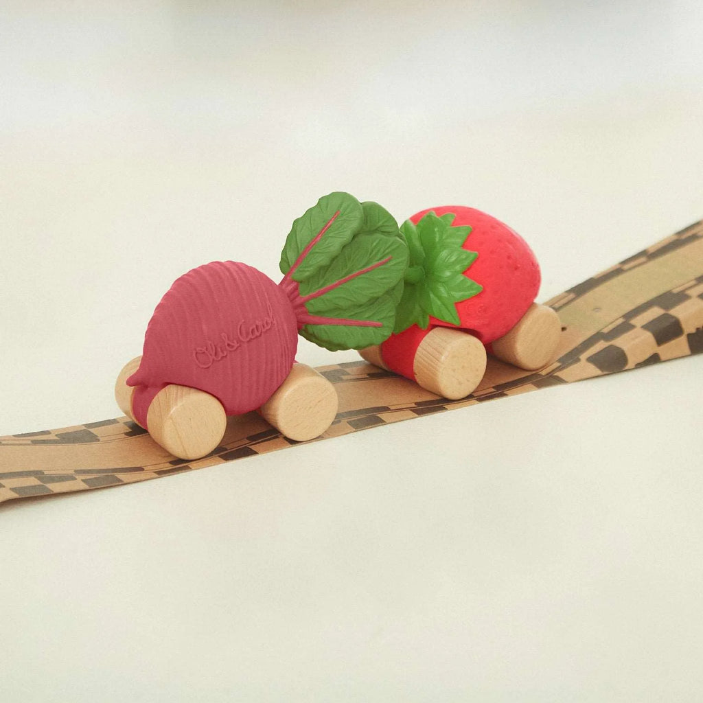 Speelgoedauto Betty the Beetroot met garage & racebaan - Natuurrubber & FSC-hout - Oli & Carol - productfoto - afbeelding 3