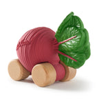 Speelgoedauto Betty the Beetroot met garage & racebaan - Natuurrubber & FSC-hout - Oli & Carol - productfoto - afbeelding 5