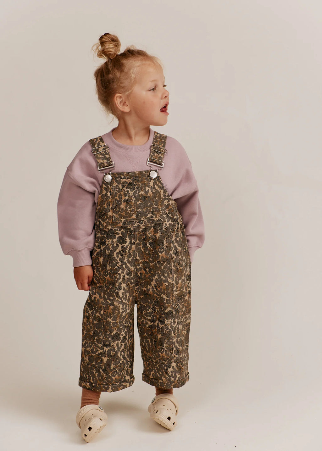 Blythe Leopard Dungaree – Salopette oversize à imprimé léopard – Coton biologique – Claude & Co