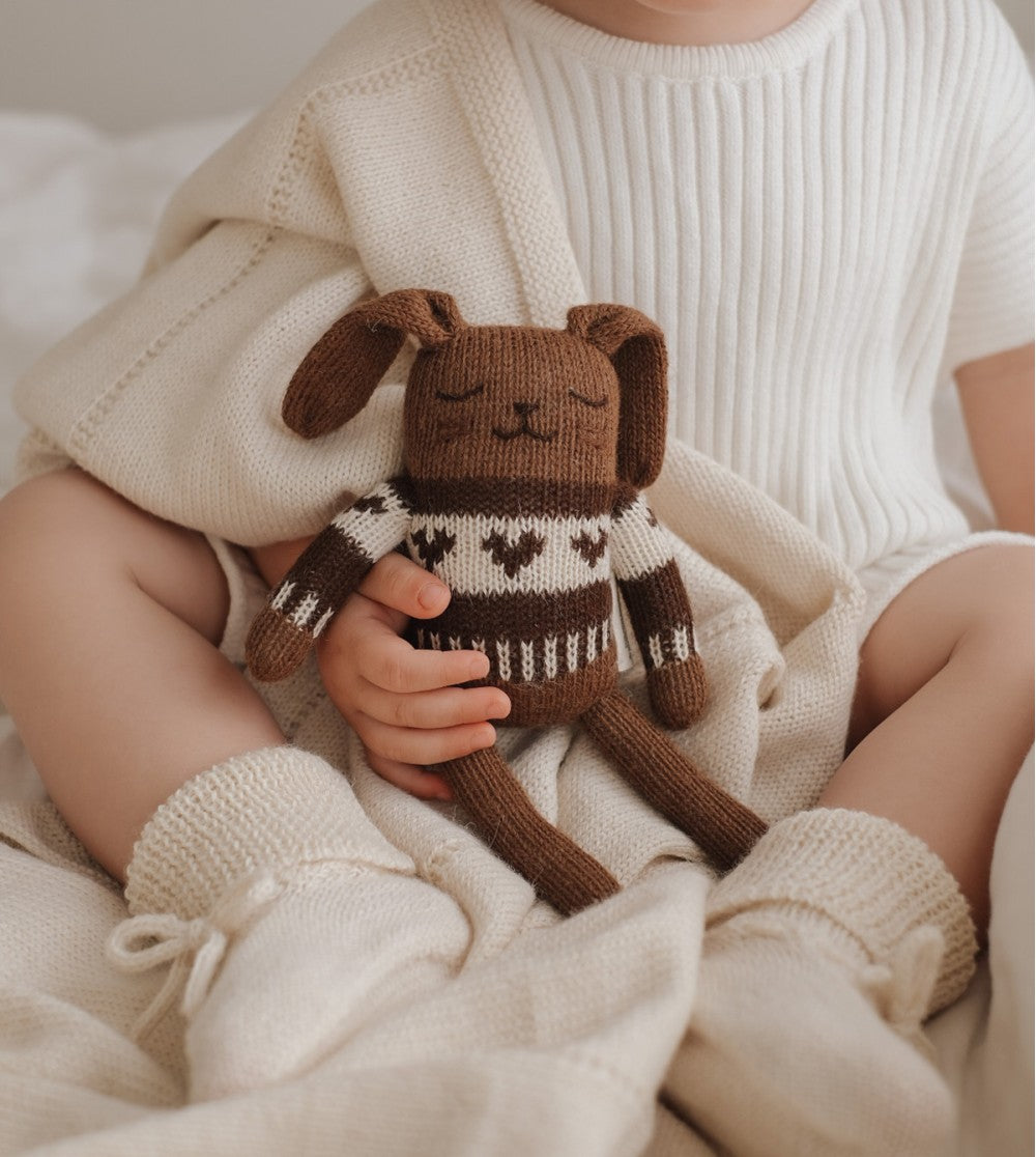 Gebreide konijnenknuffel Felix Jacquard Sweater – 100% baby alpaca – Main Sauvage
