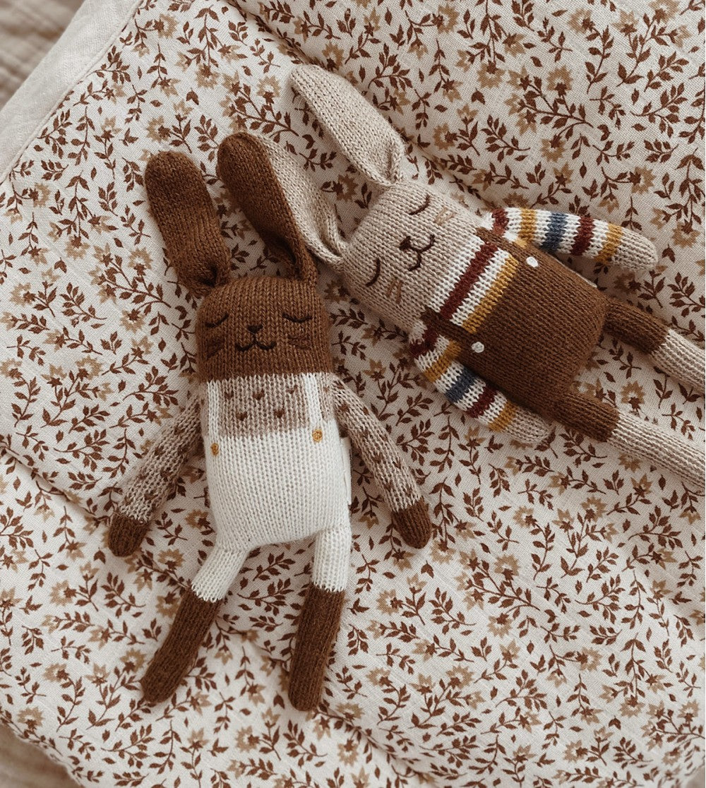 Knitted soft toy rabbit - Rainbow sweater - Alpaca wool - Main Sauvage