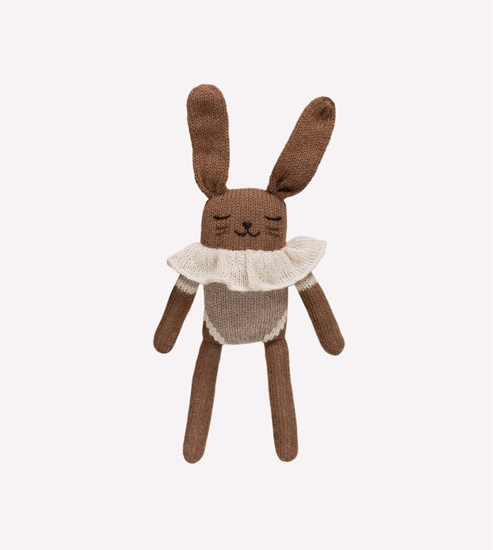 Gestrickter Hasenoverall Oat – 100% Babyalpaka – Main Sauvage