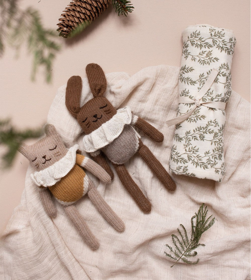 Gestrickter Hasenoverall Oat – 100% Babyalpaka – Main Sauvage