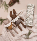 Gestrickter Hasenoverall Oat – 100% Babyalpaka – Main Sauvage