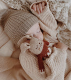 Gebreide konijnenknuffel Sienna Jacquard Sweater – 100% baby alpaca – Main Sauvage
