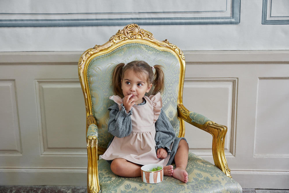 Elodie - Slabbetje met opvangbakje Blushing Pink -100% vrij van phtalaten en PCV - lifestyle