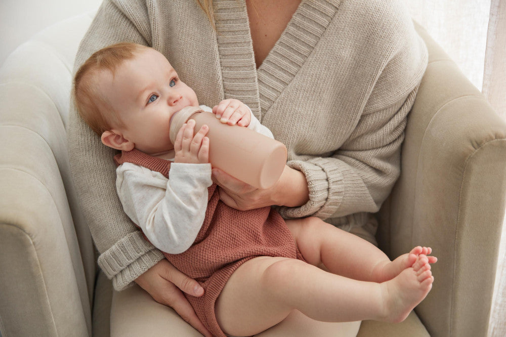 Elodie - Glazen babyfles met siliconen speen 0M+ Blushing Pink - lifestyle