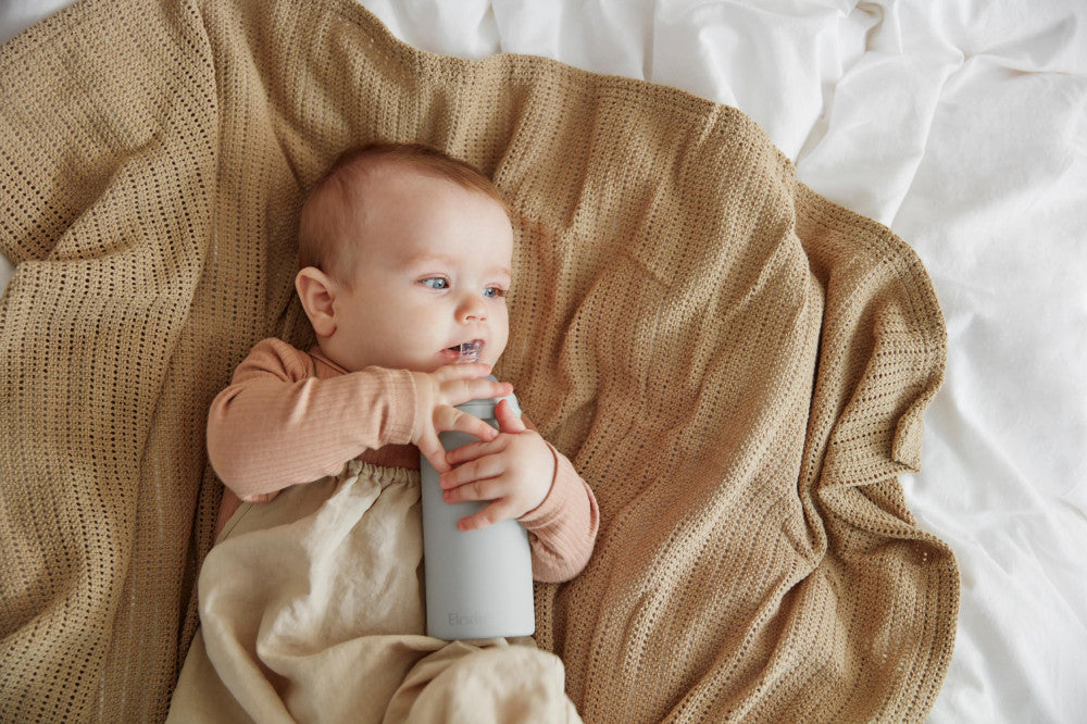 Elodie - Glazen babyfles met siliconen speen 0M+ Mineral Green - lifestyle