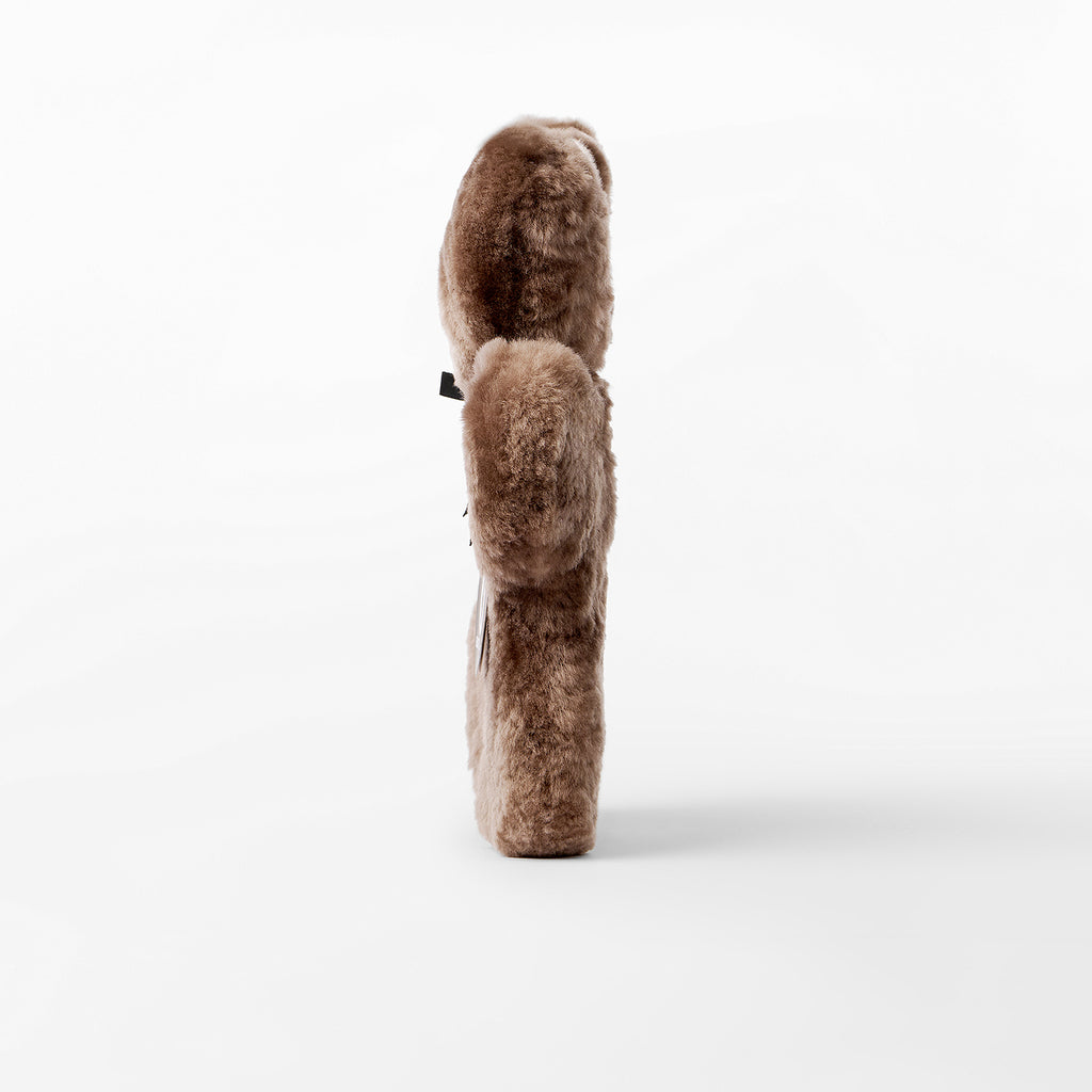 FLATOUTbear Original - 100% Australische schapenvacht - Knuffelbeer chocolate zijkant