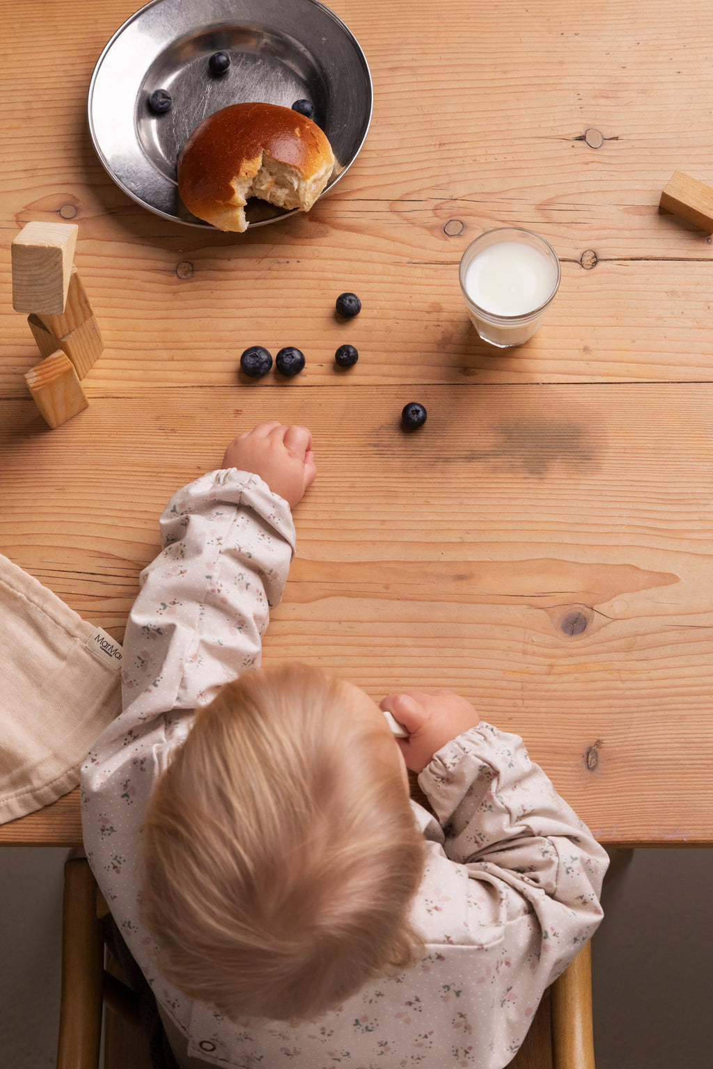 Slabbetje met lange mouwen - Apron Longsleeve - Little Acorns - MarMar Copenhagen - sfeerfoto