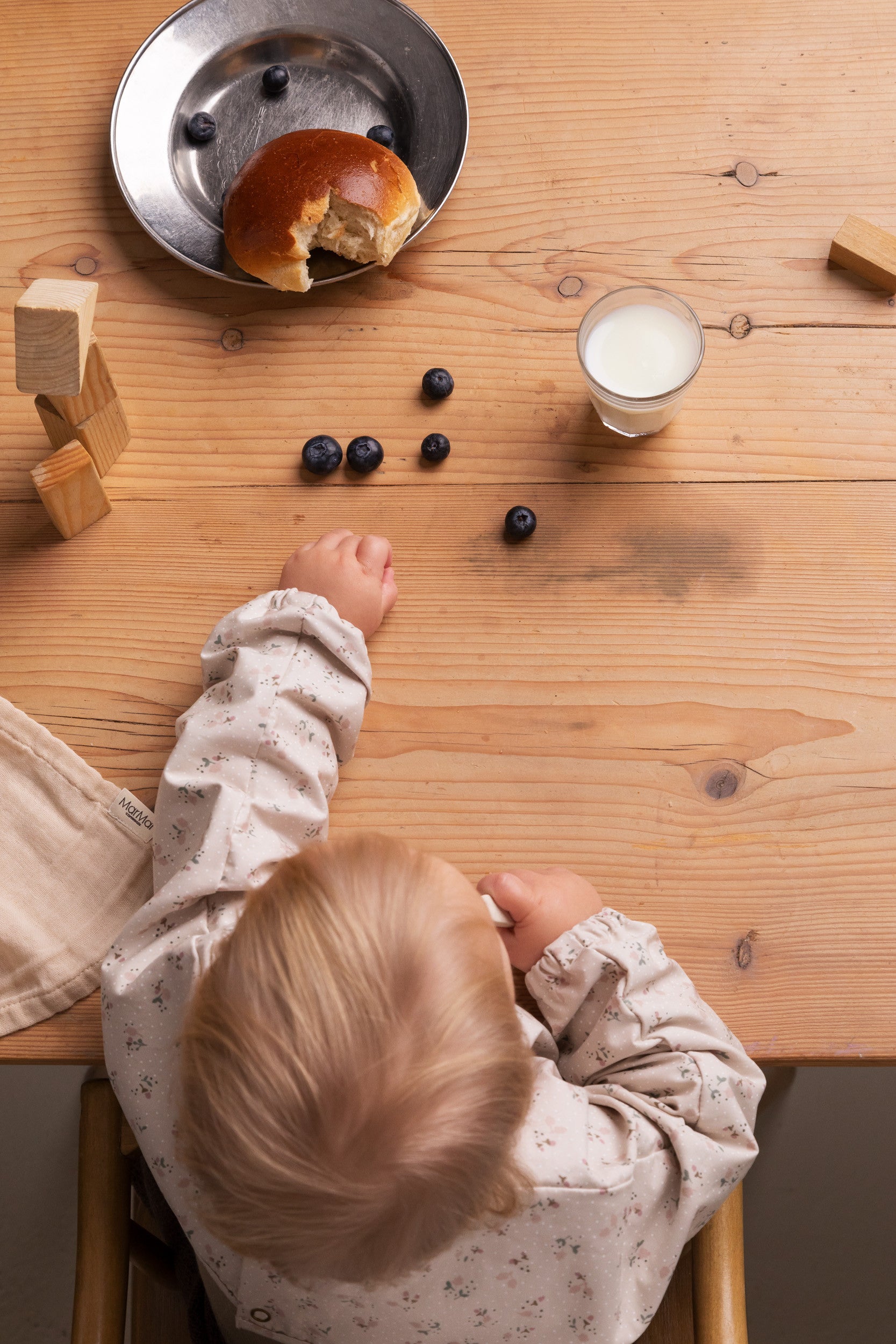 Slabbetje met lange mouwen - Apron Longsleeve - Little Acorns - MarMar Copenhagen - sfeerfoto