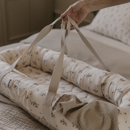 Garbo & Friends - Satin Baby Nest - Bluebell - Babynest - Biologisch Satijn katoen - handvatten