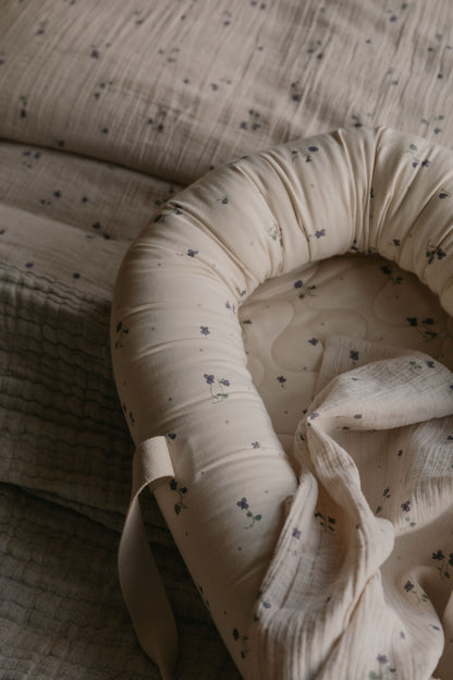Garbo & Friends - Satin Baby Nest - Viola -  Babynest - Biologisch Satijn Katoen - op bed