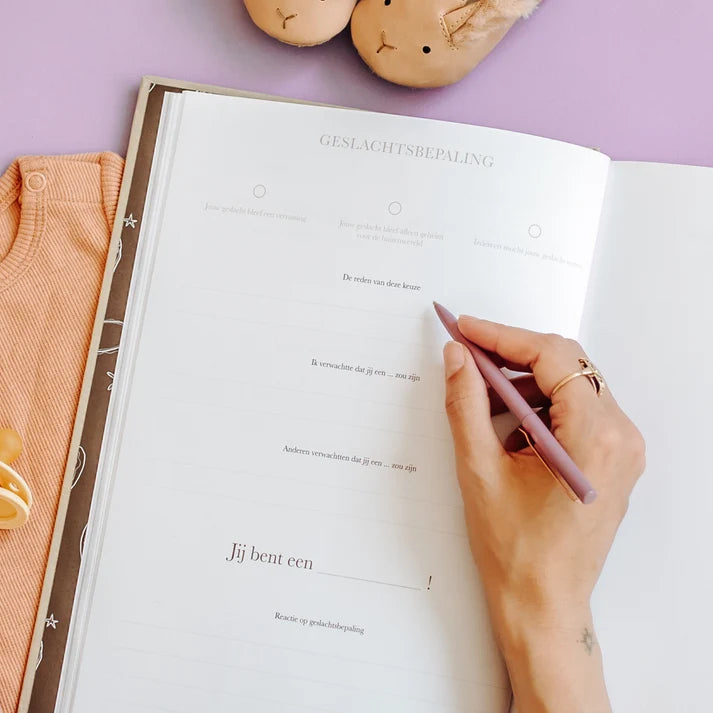 Het begin van jouw leven – All-in-One Pregnancy and Baby Memory Book from 0 to 1 Year – Birth Lines