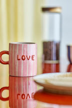Cherish Mug Rose – Bloomingville : mug rose sur une table avec l'inscription Love.