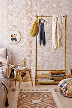 Aranya Hanger Nature – Bloomingville MINI: clothes hangers on a wooden rack in the kids' room.