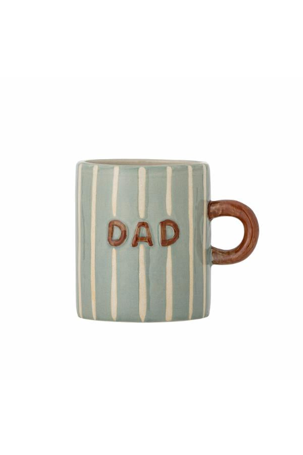 Cherish Mug Blue – Handbemalte Keramiktasse mit Dad – Bloomingville: freigestellte Produktansicht mit dem Schriftzug Dad.