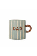 Cherish Mug Blue – Handbemalte Keramiktasse mit Dad – Bloomingville: freigestellte Produktansicht mit dem Schriftzug Dad.