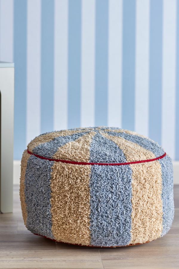 Charoline Pouf Multi – Bloomingville MINI: poef voor een wand met blauw gestreept behang.