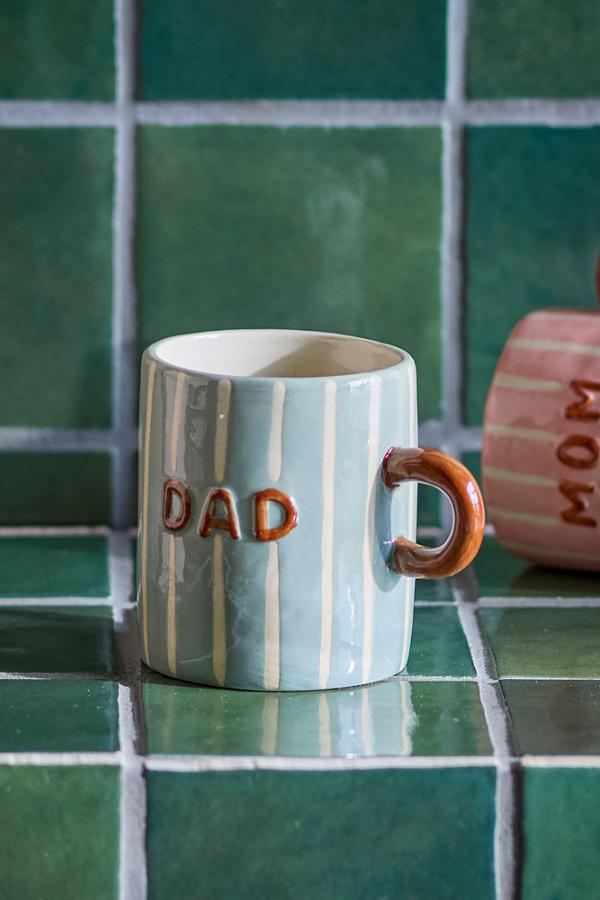 Cherish Mug Blue – Handbemalte Keramiktasse mit Dad – Bloomingville: blaue Dad-Tasse auf einer Küchenzeile.