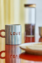 Cherish Mug Blue – Handbemalte Keramiktasse mit Dad – Bloomingville: blaue Tasse auf einem Tisch mit dem Schriftzug Love.