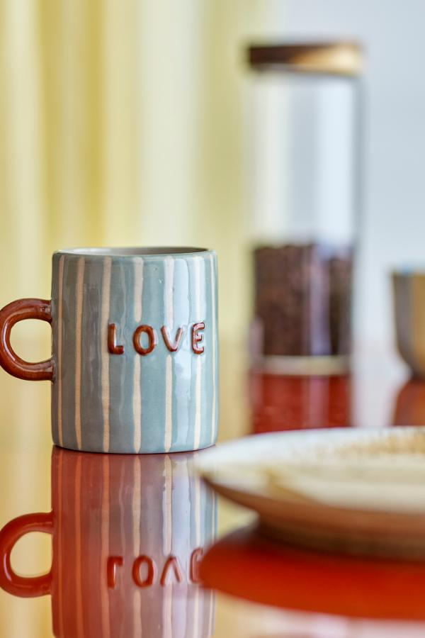 Cherish Mug Blue – Handbemalte Keramiktasse mit Dad – Bloomingville: blaue Tasse auf einem Tisch mit dem Schriftzug Love.