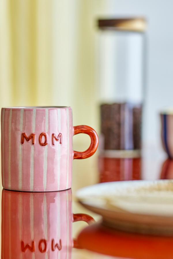 Cherish Mug Rose – Bloomingville : mug rose Mom sur une table.