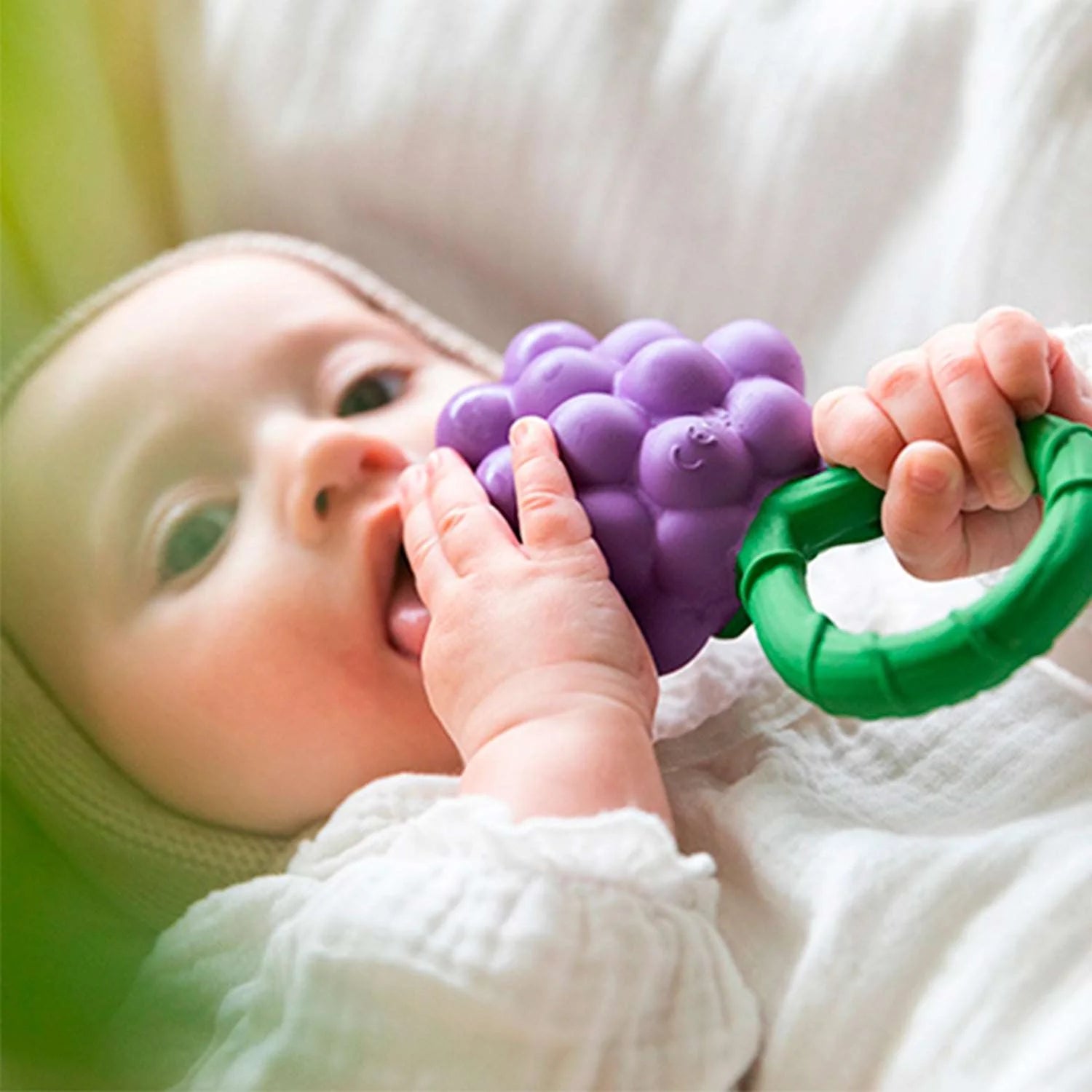 Druif rammelaar & bijtring - Natuurrubber - Grape Rattle Toy - Oli & Carol - productfoto - afbeelding 2