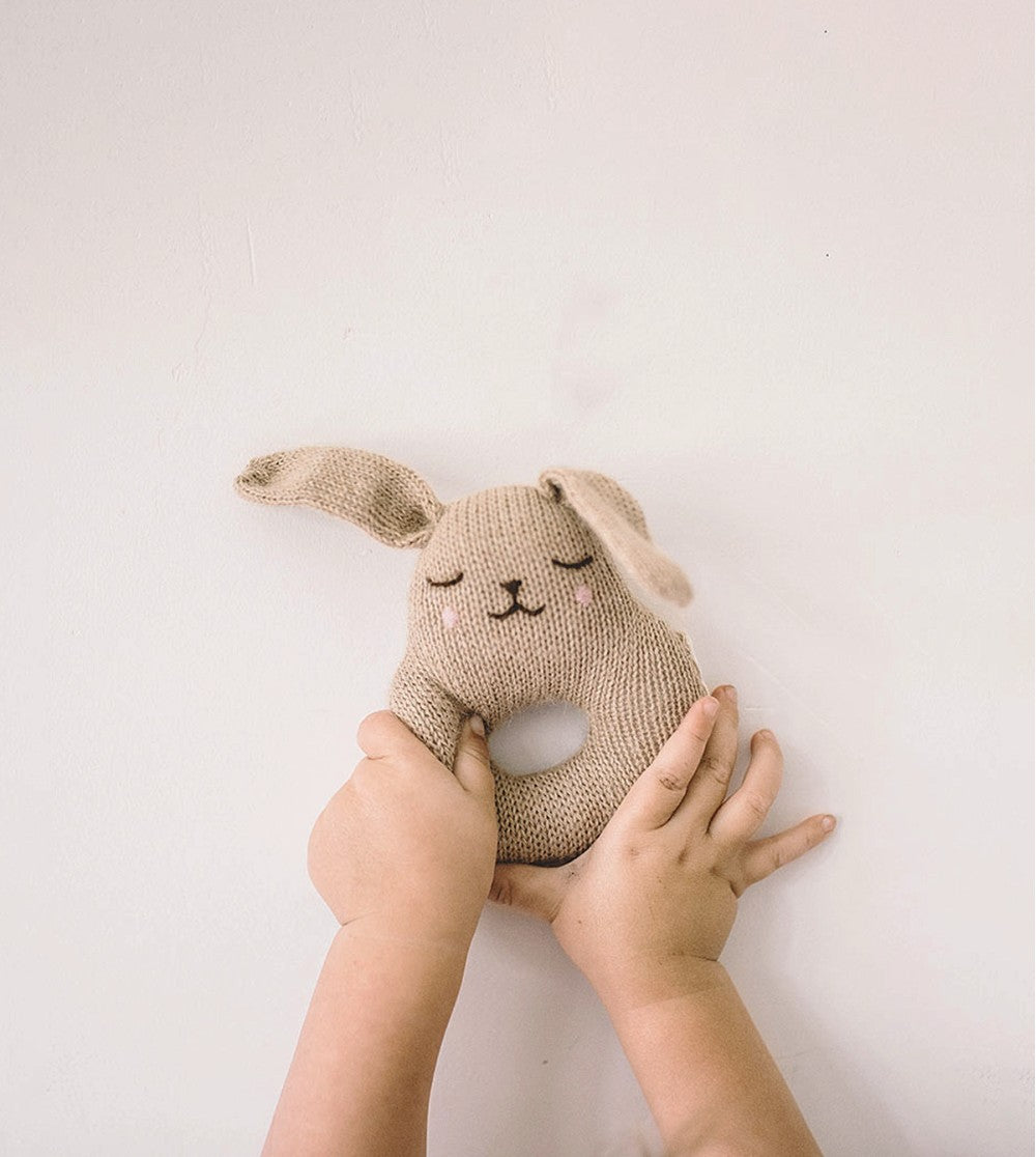 Zachte rammelaar - Konijn/Bunny rattle - Alpaca wol - Sand/Beige - Main Sauvage - productfoto - afbeelding 2