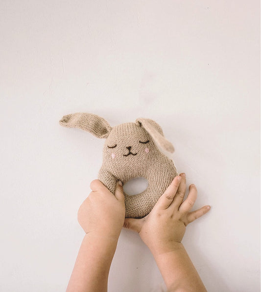 Zachte rammelaar - Konijn/Bunny rattle - Alpaca wol - Sand/Beige - Main Sauvage