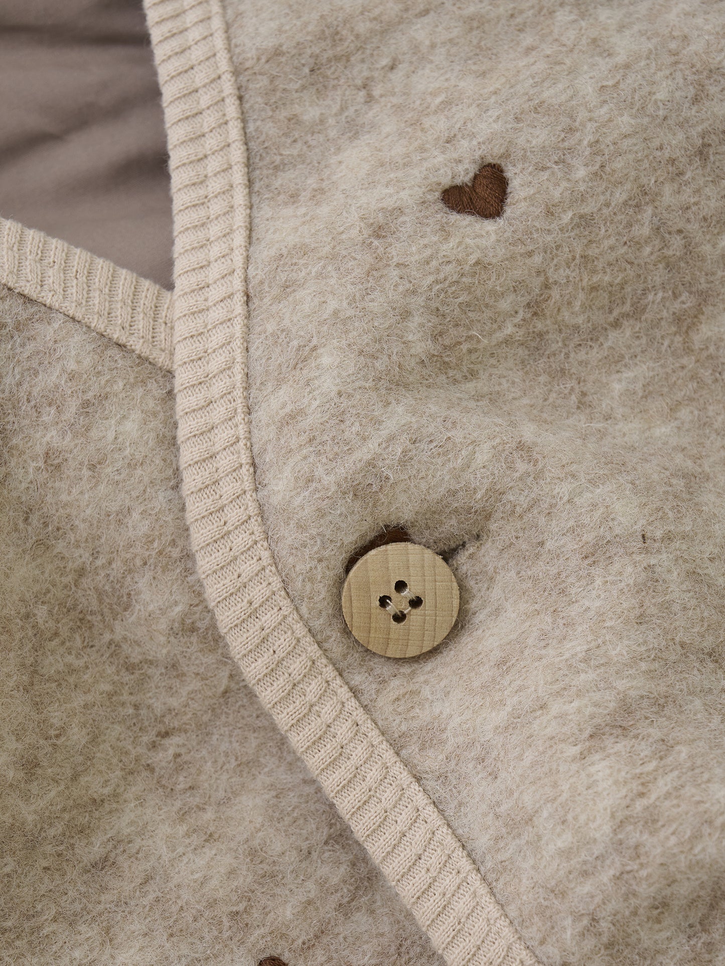 Gilet vestje - Merino wol - Hartjes/beige - Huttelihut close up