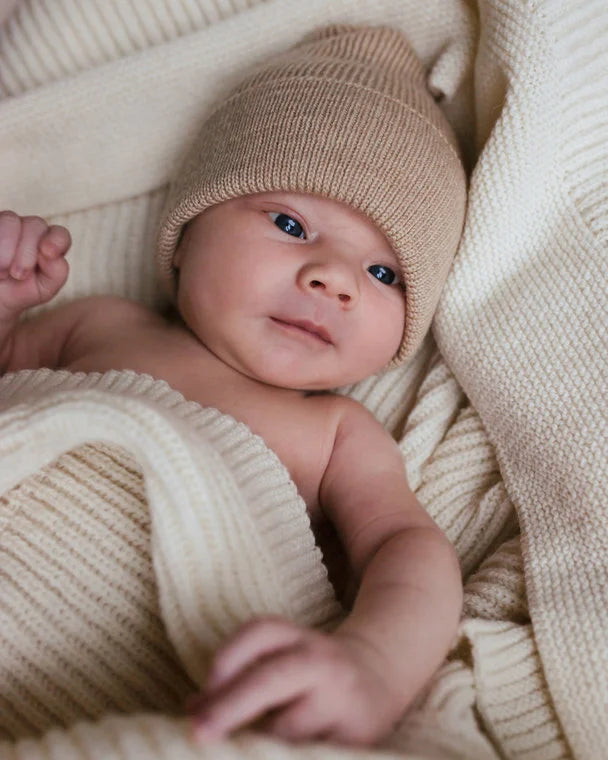 Gebreid mutsje - Fonzie newborn - Merino wol - Sand - HVID kind
