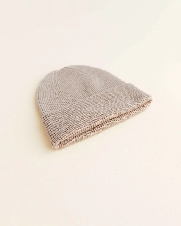 Gebreid mutsje - Fonzie newborn - Merino wol - Sand - HVID plat
