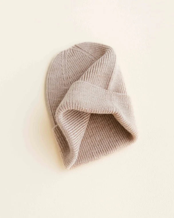 Gebreid mutsje - Fonzie newborn - Merino wol - Sand - HVID vouw