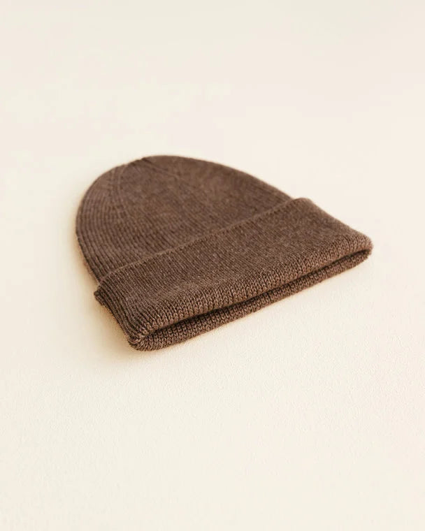 Gebreid mutsje - Fonzie newborn - Merino wol - Mocha - HVID plat