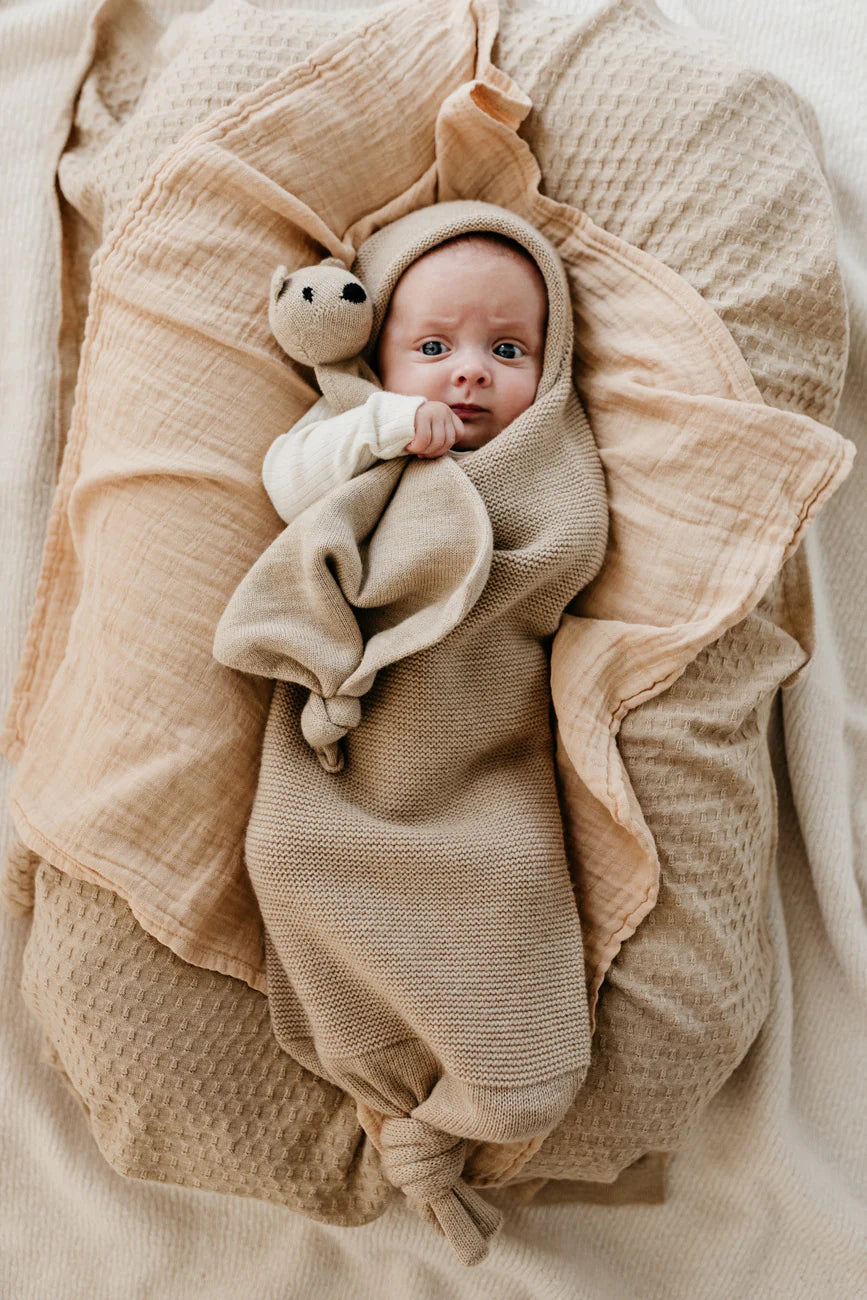 Knuffeldoekje Teddy Tokki - Sand/Zand - Merinowol - HVID - sfeerfoto