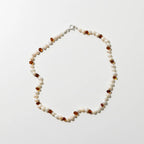 Pearly Caramel Adult Necklace – Damenkette mit Süßwasserperlen und karamellfarbenem Bernstein – Nirrimis