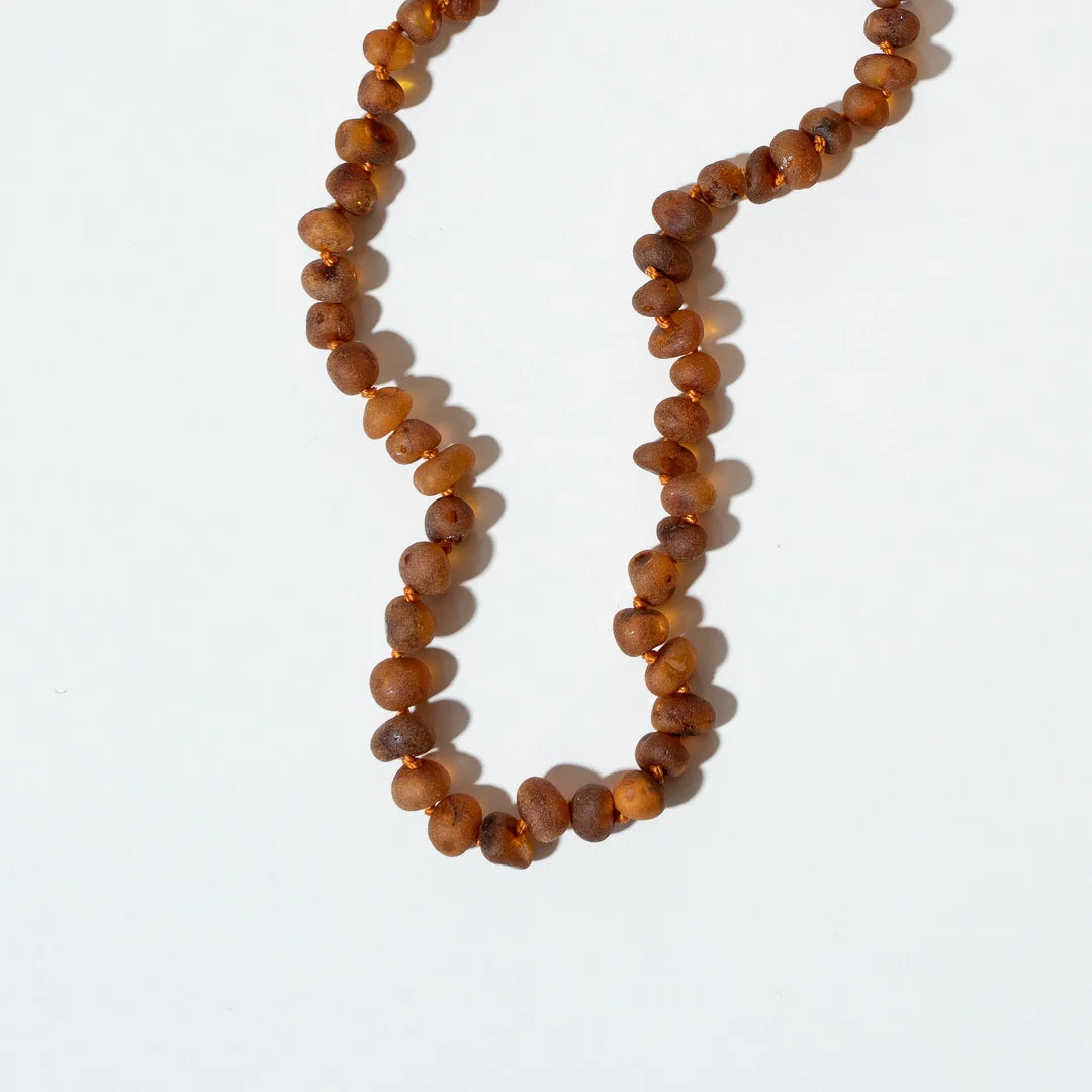 Raw Caramel Adult Necklace – Damesketting van ruw karamelkleurig barnsteen – Nirrimis