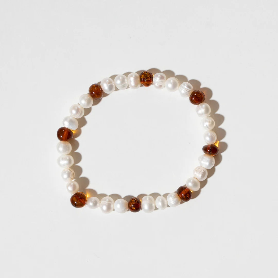 Pearly Caramel Bracelet – Damesarmband met zoetwaterparels en karamelkleurig barnsteen – Nirrimis
