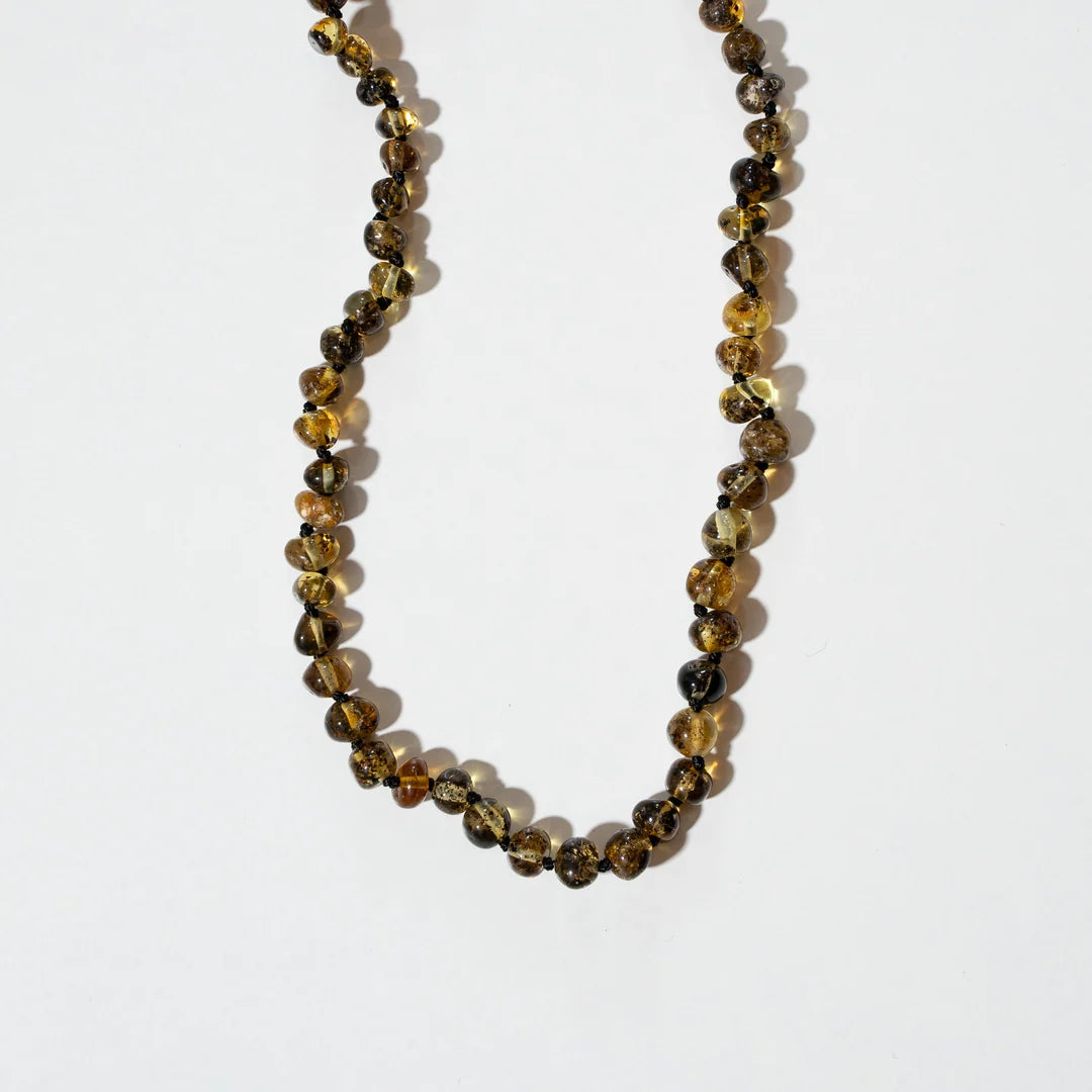 Green Amber Adult Necklace – Collier femme en ambre de la Baltique vert poli – Nirrimis