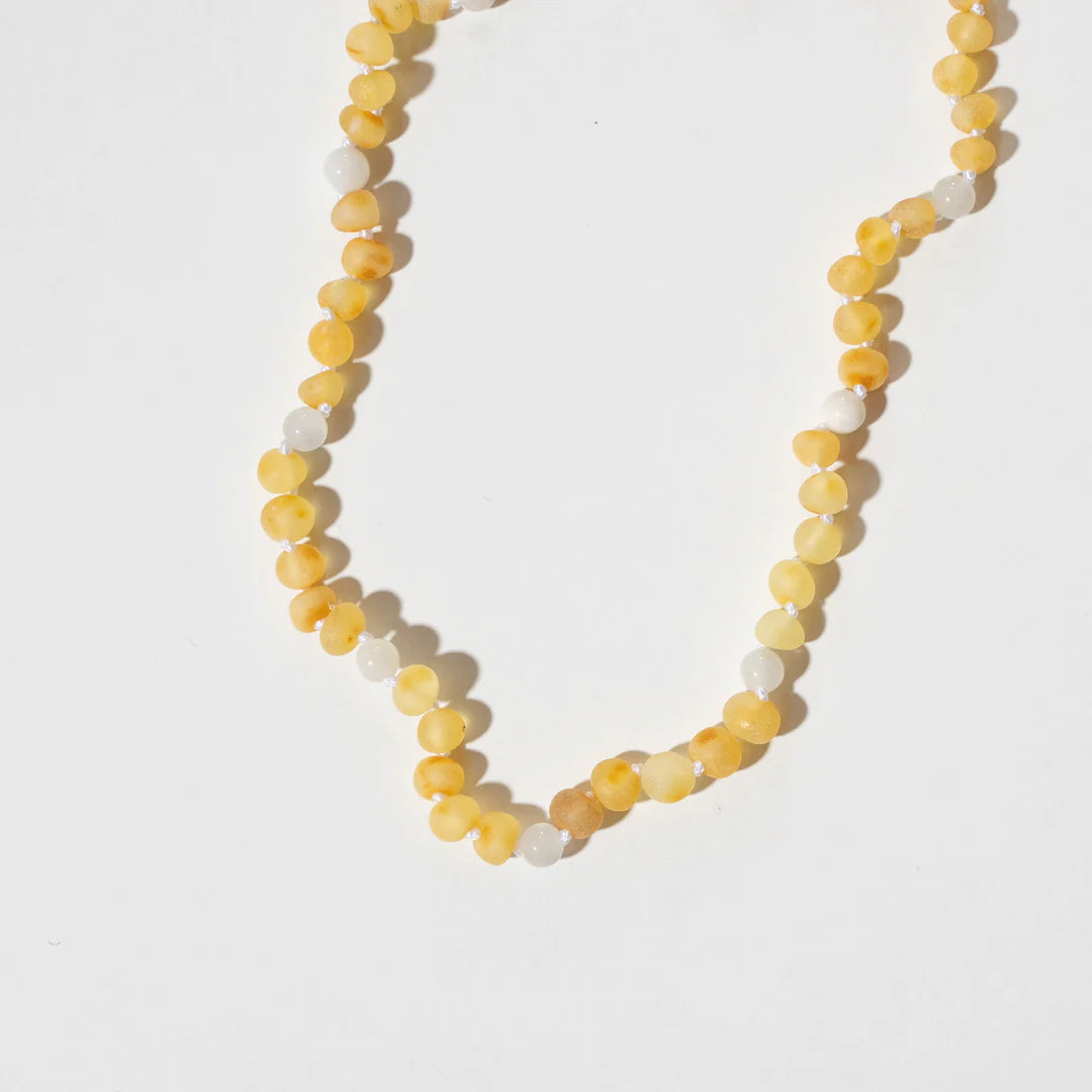 Barnsteen ketting Moonstone & Raw Lemon Amber - 32 cm - Nirrimis - productfoto