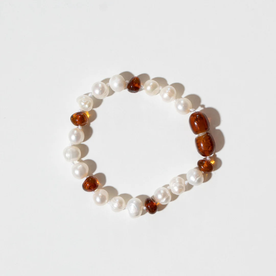 Barnsteen en parel armband - Pearly Caramel - 14 cm - Nirrimis - productfoto