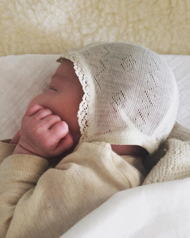 Strikmutsje met kant - Wol/zijde - Ajour baby mutsje - White - Joha - productfoto