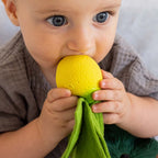 Mini knuffeldoekje & bijtring Lou the Lemon - Natuurrubber & mousseline - Oli & Carol - productfoto - afbeelding 3
