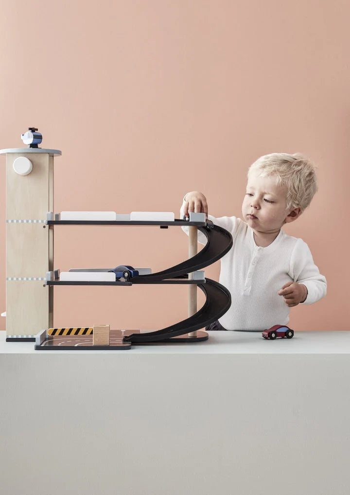 Houten Garage Speelset – 3 verdiepingen - Kids Concept - sfeerfoto