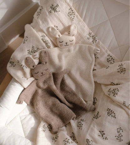 Knitted comforter - Alpaca wool - Bunny - Sand - Main Sauvage