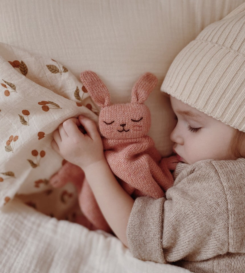 Knuffeldoekje Bunny Rose – 100% baby alpaca – Main Sauvage