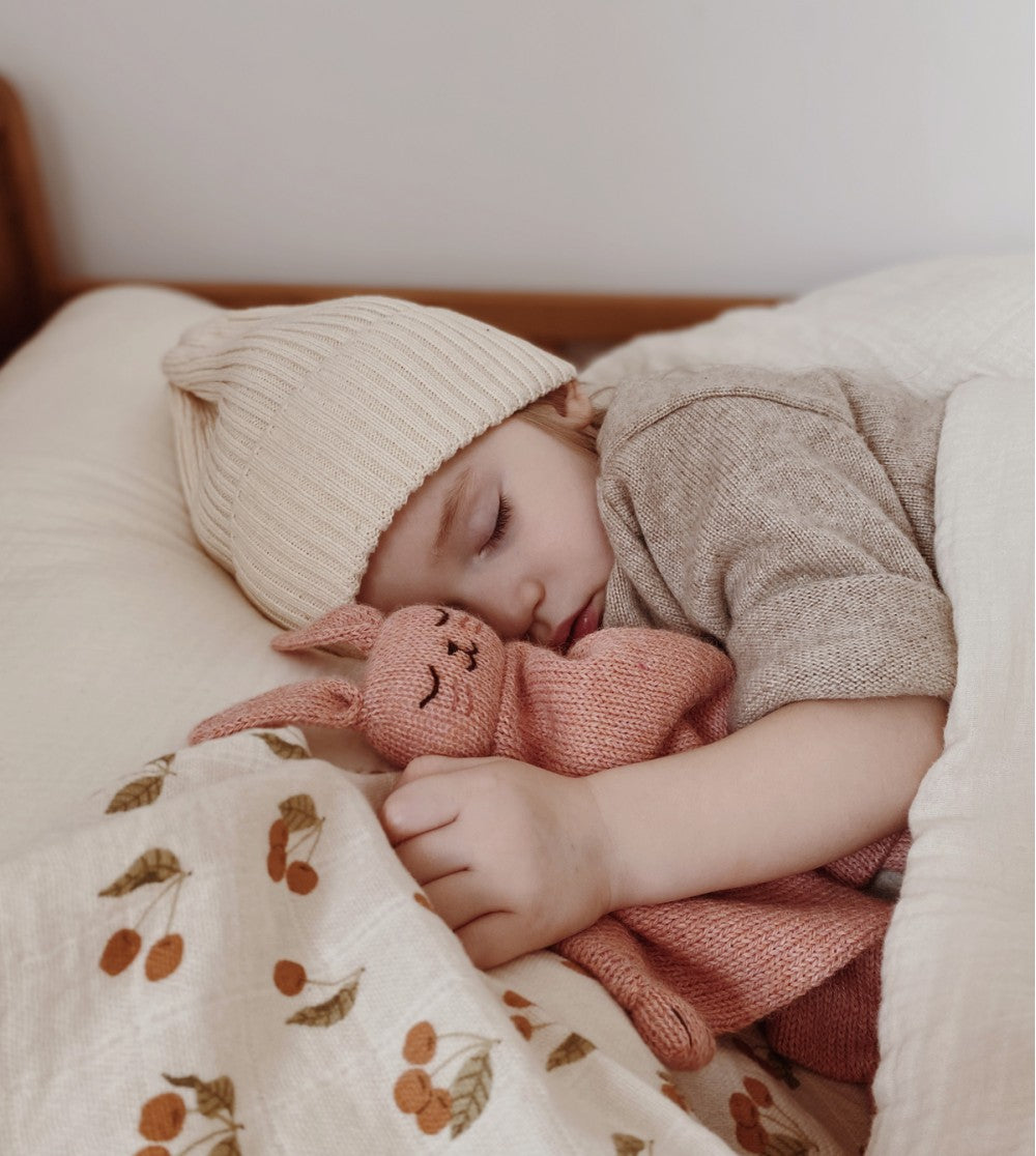 Knuffeldoekje Bunny Rose – 100% baby alpaca – Main Sauvage
