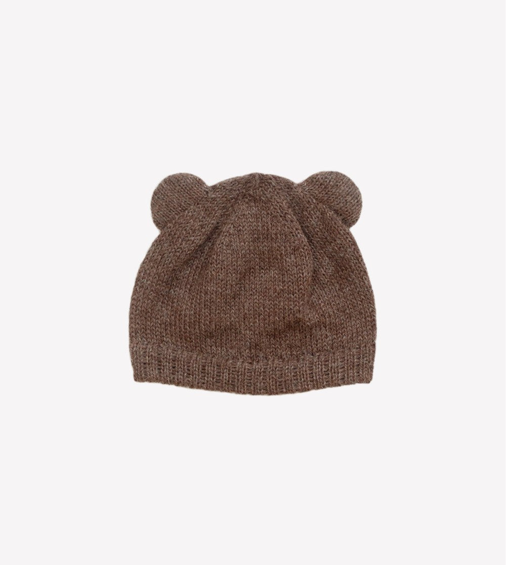Gebreid babymutsje Bear Dark Mocha – 100% baby alpaca – Main Sauvage