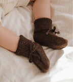 Gebreide babyslofjes Dark Mocha – 100% baby alpaca – Main Sauvage